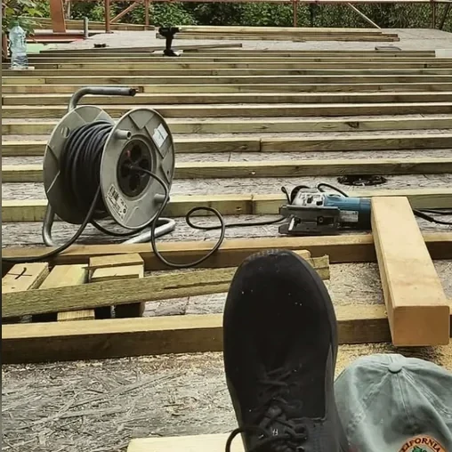Unterkonstruktion aus Holzbalken für ein Podest